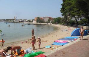 Apartments by the sea Banjol, Rab - 23095 