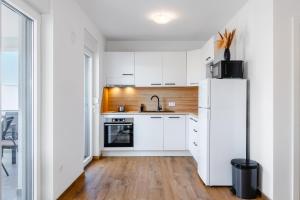 Apartments with parking space Vir - 24111