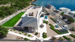 Family friendly house with a swimming pool Posedarje, Novigrad - 24091