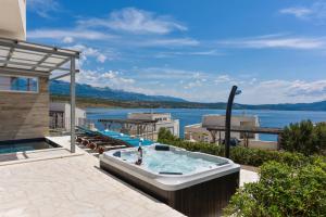 Family friendly house with a swimming pool Posedarje, Novigrad - 24091