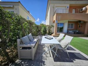 Apartamento con Patio Privado, Piscina Comunitaria y Parking en Miami Playa - ES-9-169