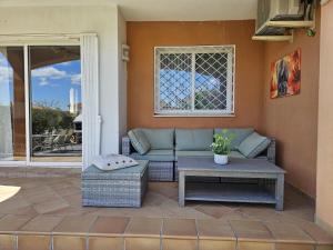 Apartamento con Patio Privado, Piscina Comunitaria y Parking en Miami Playa - ES-9-169