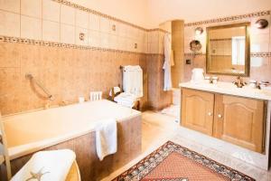 Maisons de vacances Belle maison a Houx avec piscine privee : photos des chambres