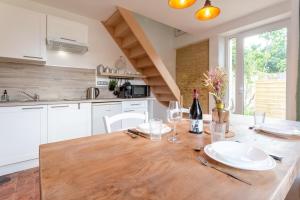 Maisons de vacances Gite Avec Jacuzzi Chic & Cosy entre Caen et la Mer en Normandie : photos des chambres