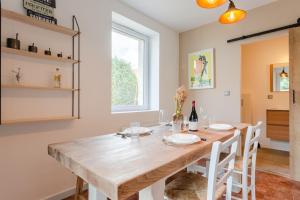 Maisons de vacances Gite Avec Jacuzzi Chic & Cosy entre Caen et la Mer en Normandie : photos des chambres