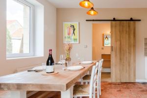 Maisons de vacances Gite Avec Jacuzzi Chic & Cosy entre Caen et la Mer en Normandie : photos des chambres