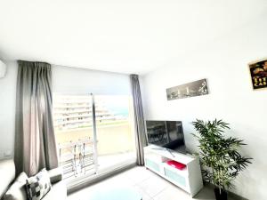 Benalbeach Apartment with Sea & Garden View