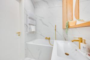 Classy White by OneApartments