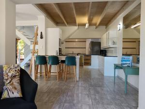 Lazy Days Apartments - Jeffreys Bay - 4hvězdičkové hotely ve městě Jeffreys Bay