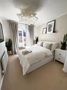 DeLux Room with Private Parking, Sleeps 2, Perfect for Cotswold Getaway, Easy A419 Access - Hannington