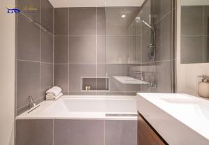 2 Bed With Full Creek Canal View