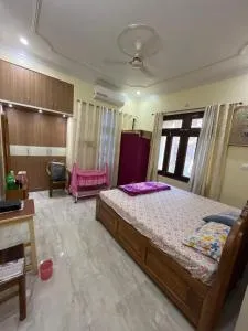 ROYALS By TETRI SADAN ALUXE STAY - Pipra Dewās