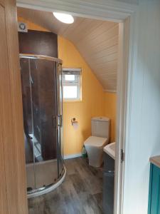 Cosy Countryside Cabin - Sleeps 2 Parking & Farm