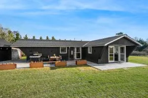 Modern Holiday Home With 3 Bedrooms, Completely Renovated In 2025 And Located Close To Rinkøbing Fjord, - Halby