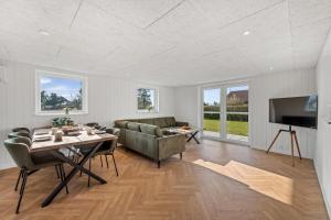 Modern Holiday Home With 3 Bedrooms, Completely Renovated In 2025 And Located Close To Rinkøbing Fjord