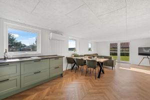 Modern Holiday Home With 3 Bedrooms, Completely Renovated In 2025 And Located Close To Rinkøbing Fjord