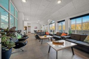 Large 16-Person Holiday Home With Pool, Hot Tub And Sauna