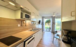 Studio Pinea Les pieds dans leau CALVI