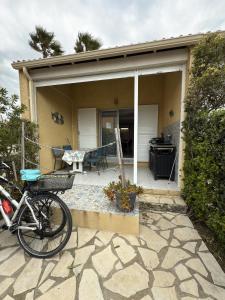 Petite maison avec jardin & piscine partagee