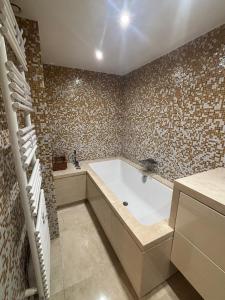 Maison Antibes avec jardin privatif, 4 chambres, calme dans résidence avec piscine