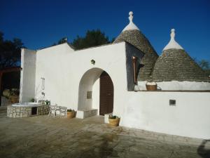 Trullo del Paradiso and pool
