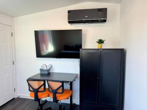 Your Downtown Cozy Studio With Backyard Unit C