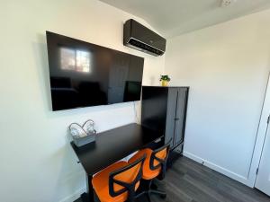 Your Downtown Cozy Studio With Backyard Unit C