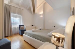 White Residence Apartment