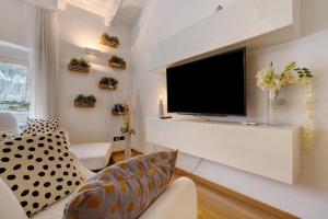 White Residence Apartment