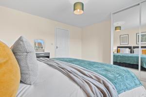 Stylish 4 Bedroom House in St Neots w Free Parking