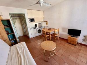 Appartements Studio cosy a 50m de la plage avec parking prive - Cavalaire-sur-Mer - FR-1-226B-37 : photos des chambres