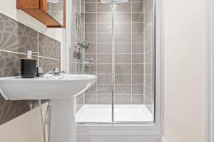 Stylish 4 Bedroom House in St Neots w Free Parking