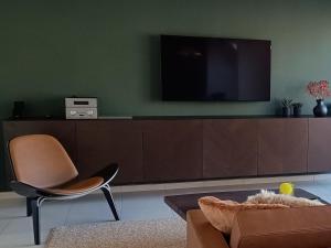 HUSWELL - Sunny terrace with harbour view - 5-min walk to station