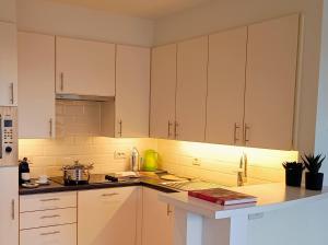 HUSWELL - Sunny terrace with harbour view - 5-min walk to station