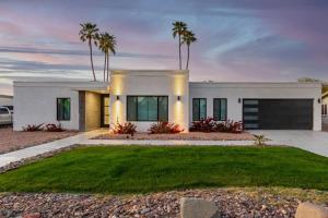 Luxury 4BR Retreat Heated Pool, Mini Golf and BBQ