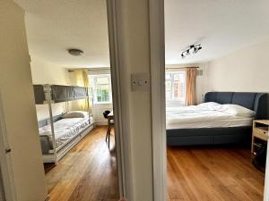 Quiet two-bedroom flat in Chiswick