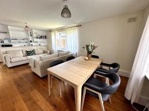 Quiet two-bedroom flat in Chiswick