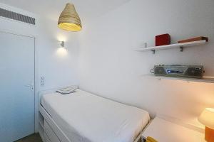 HENRI CAMILLE REAL ESTATE -ARMOR - Sea view big terrace sunny 1 bedroom