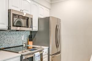 Waterfront Lake Norman Retreat with Pool Access!