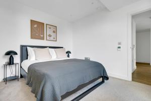 Blueground Nine Elms concierge gym cinema LON-156