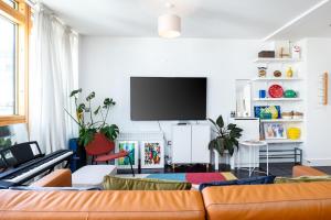 2BR Dublin Apt Balcony, Plants & Electric Piano