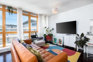 2BR Dublin Apt Balcony, Plants & Electric Piano