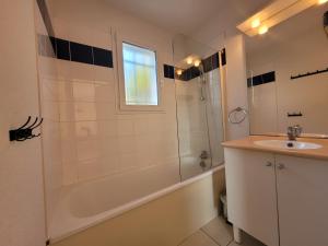 Appartements La Maison Bleue, village vacances, piscine, parking : photos des chambres