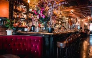 Small Studio with En Suite Bath & Kitchenette