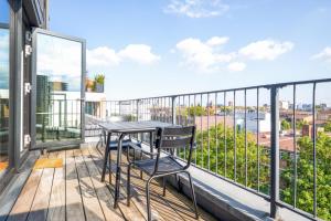 Blueground Hoxton balcony nr shops bars LON-343