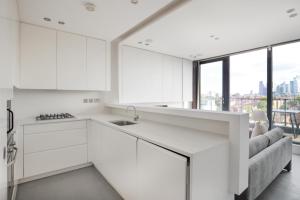 Blueground Hoxton balcony nr shops bars LON-343