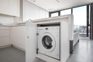 Blueground Hoxton balcony nr shops bars LON-343