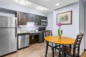 Suite with Mobility Accessible Tub room in Mainstay Suites Pensacola