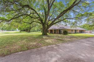 Cajun Stays Cozy 3BR Ranch Near Lafayette with WiFi and Parking