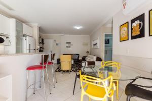 Apto espaçoso com piscina 750m da praia | CHR025